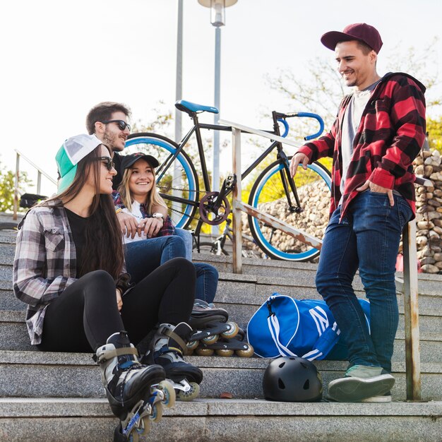 Freunde, die auf Treppen nach Fahrt stillstehen