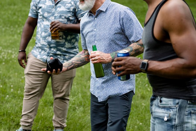 Freunde, die bei einer Sommerparty im Park Cornhole spielen