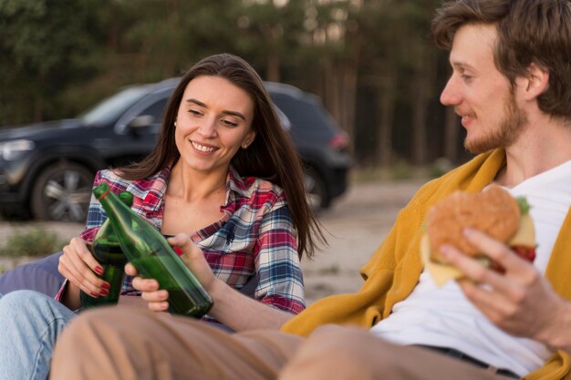 Freunde, die beim Mittagessen mit Bier rösten