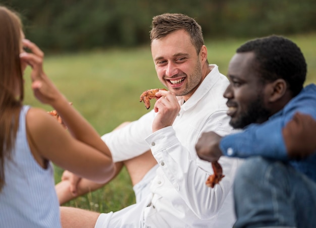 Freunde, die draußen grillen