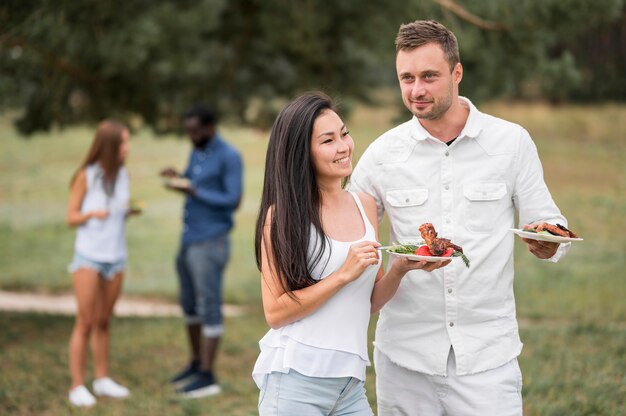 Freunde, die draußen grillen