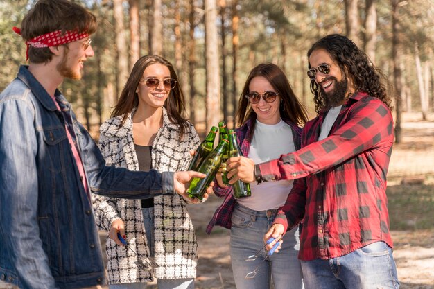 Freunde, die draußen mit Bier rösten