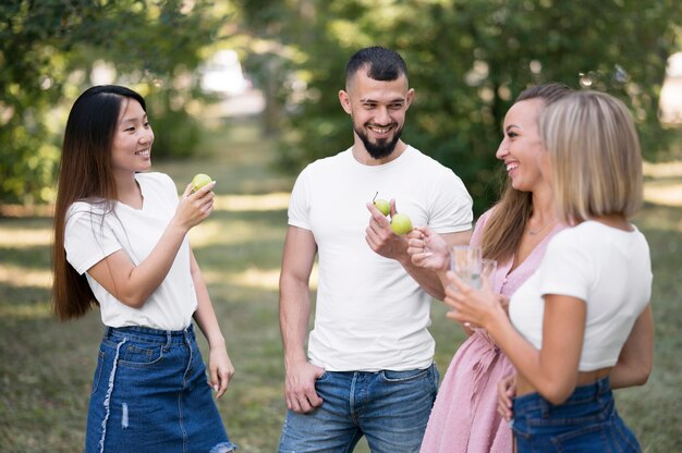 Freunde, die draußen nach Coronavirus chatten