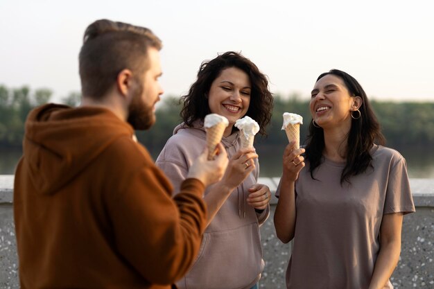 Freunde, die draußen Streetfood essen getting