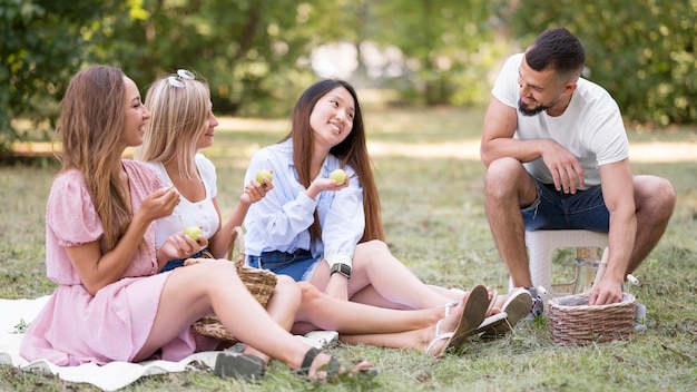 Freunde, die draußen zusammen rumhängen, sind wieder normal