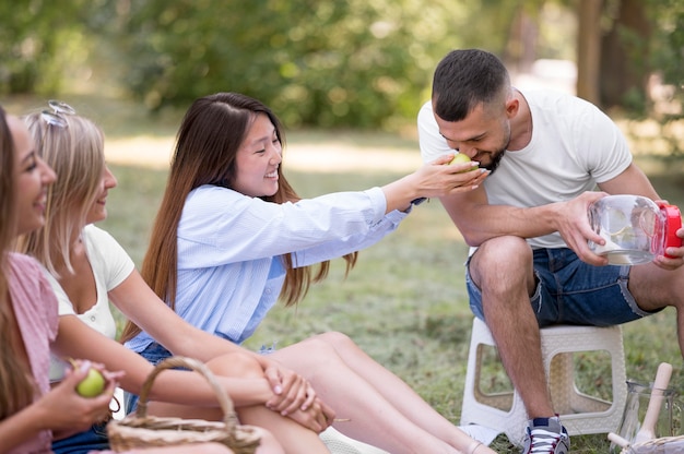 Kostenloses Foto freunde, die draußen zusammen rumhängen