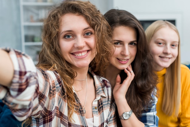 Freunde, die ein Selfie nehmen