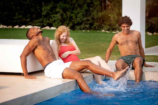 Freunde, die eine Party am Pool feiern