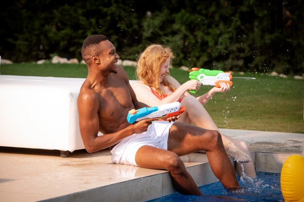 Freunde, die eine Party am Pool feiern