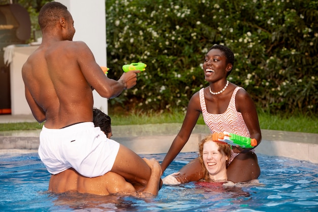 Freunde, die eine Party am Pool feiern