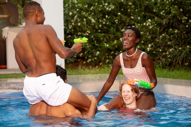 Freunde, die eine Party am Pool feiern