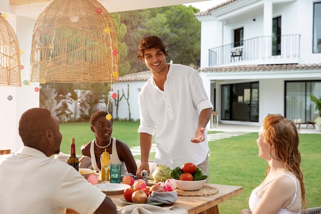 Freunde, die eine Party am Pool feiern