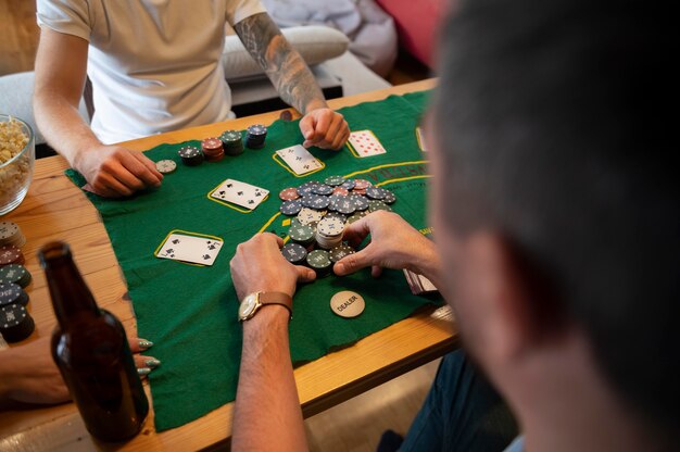 Freunde, die eine Pokernacht haben