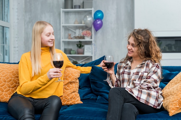 Freunde, die eine Tasse Wein trinken