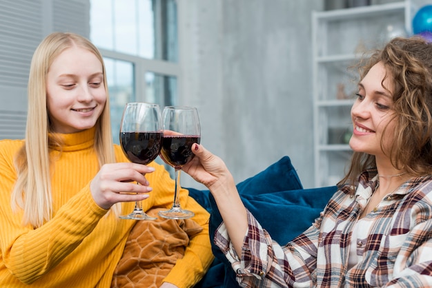 Freunde, die eine Tasse Wein trinken