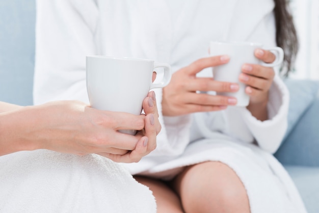 Freunde, die einen Kaffee in einem Badekurort nehmen