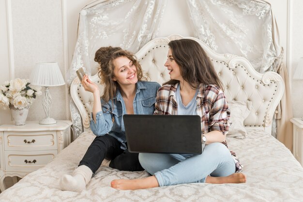 Freunde, die einen Laptop verwenden