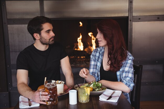 Freunde, die Essen in der Bar haben