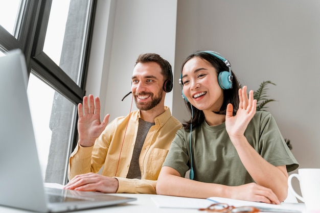 Freunde, die gemeinsam an Online-Kursen teilnehmen