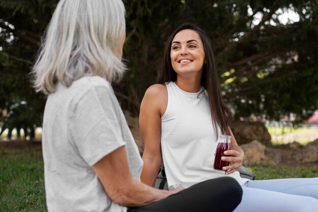 Freunde, die gemeinsam Yoga im Park machen