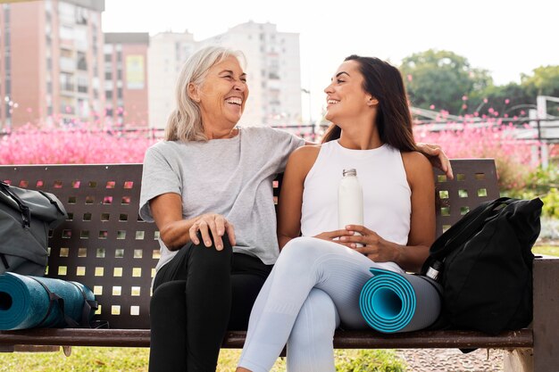 Freunde, die gemeinsam Yoga im Park machen