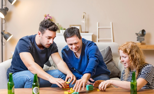 Freunde, die gerne spielen und Bier trinken