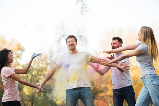 Freunde, die holi in der Natur feiern