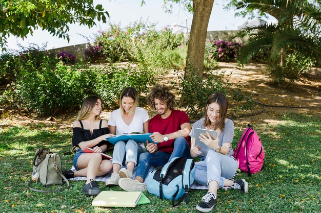 Freunde, die im grünen Park studieren