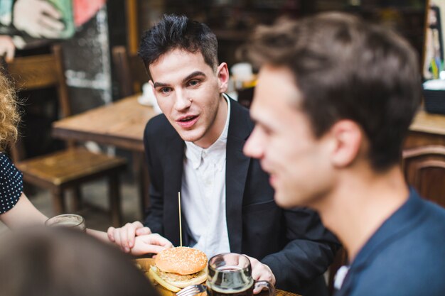 Freunde, die im Restaurant essen und sich unterhalten