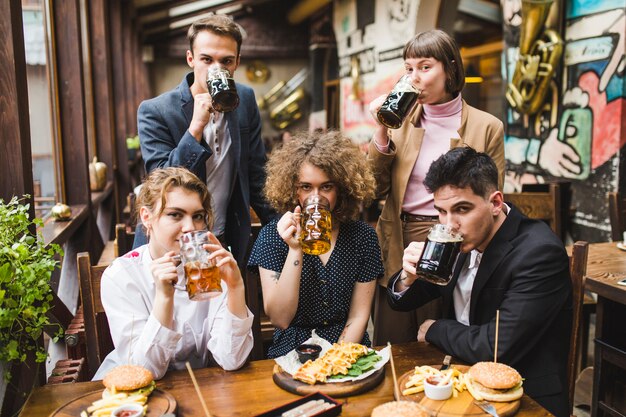 Freunde, die im Restaurant essen und sich unterhalten