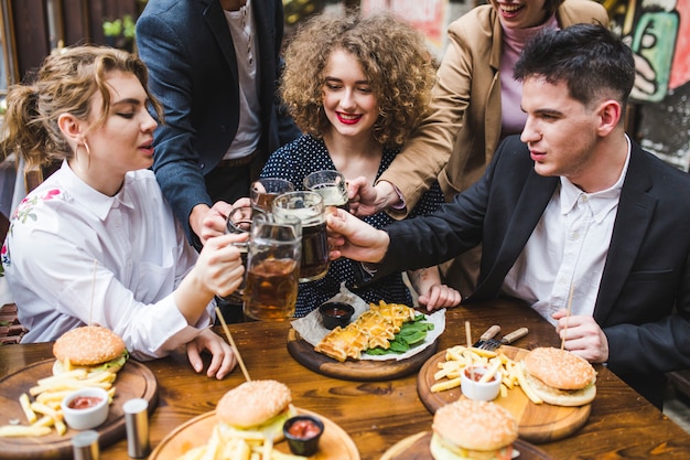 Freunde, die im Restaurant essen und sich unterhalten