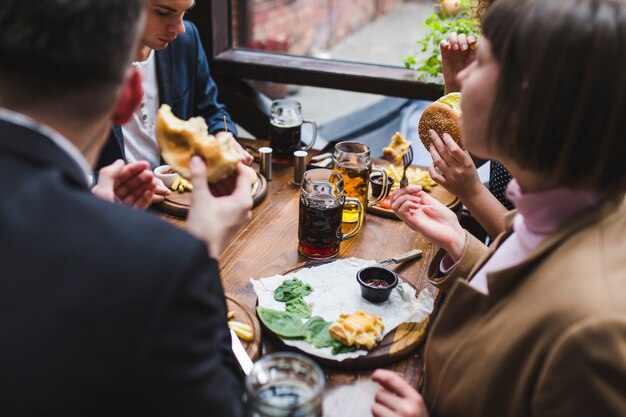 Freunde, die im Restaurant essen und sich unterhalten