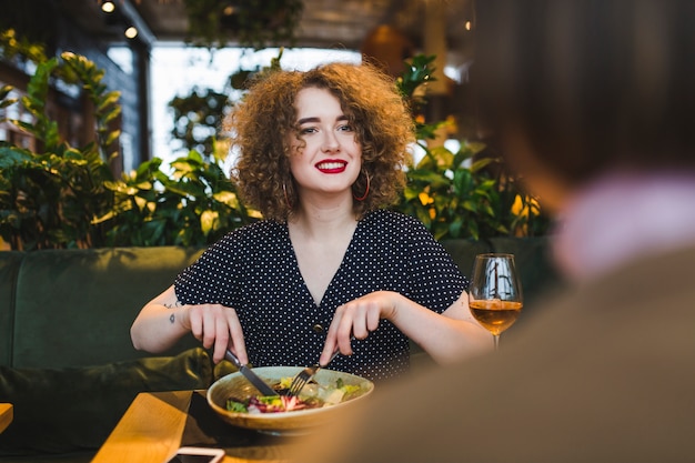 Freunde, die im Restaurant essen