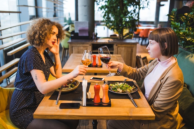 Freunde, die im Restaurant essen