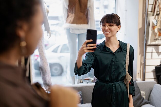 Freunde, die im Second-Hand-Markt einkaufen