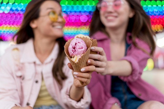 Freunde, die im Vergnügungspark essen