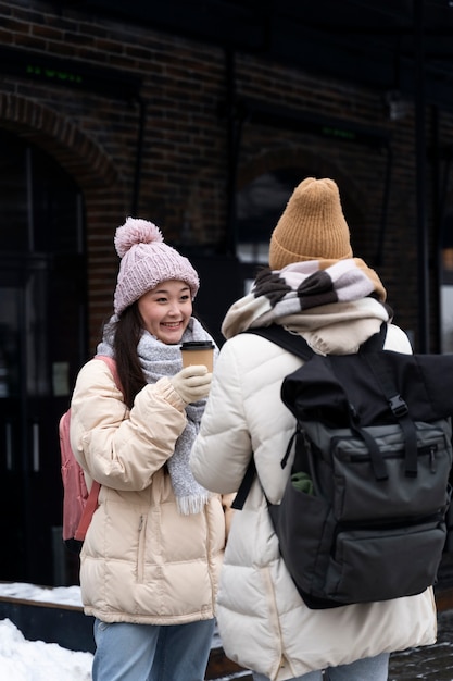 Freunde, die im Winter zusammen reisen