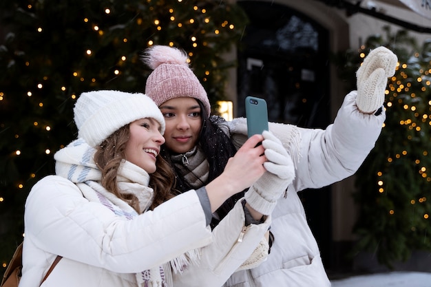 Freunde, die im Winter zusammen reisen