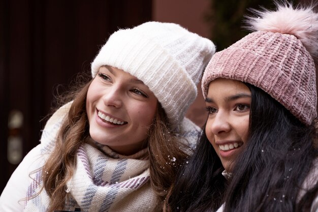 Freunde, die im Winter zusammen reisen