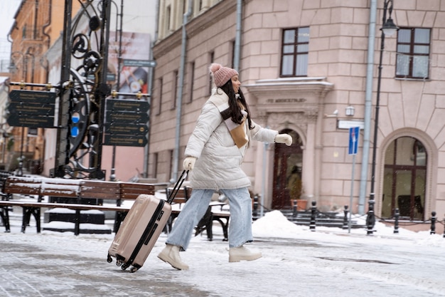 Freunde, die im Winter zusammen reisen