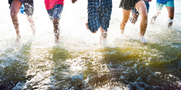 Freunde, die in das Wasser laufen