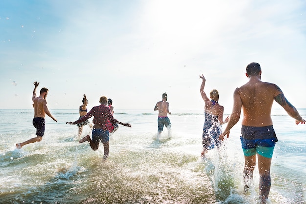 Freunde, die in das Wasser laufen