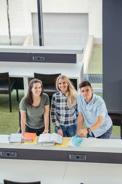 Kostenloses Foto freunde, die in der bibliothek studieren