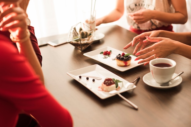 Freunde, die in einem Restaurant zu Abend essen