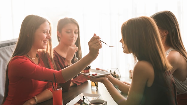 Freunde, die in einem Restaurant zu Abend essen