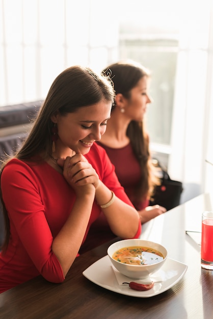 Freunde, die in einem Restaurant zu Abend essen