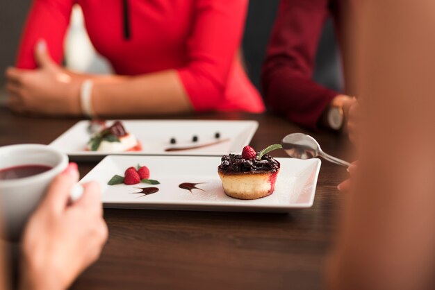 Freunde, die in einem Restaurant zu Abend essen