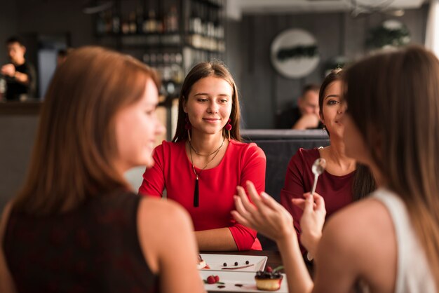 Freunde, die in einem Restaurant zu Abend essen