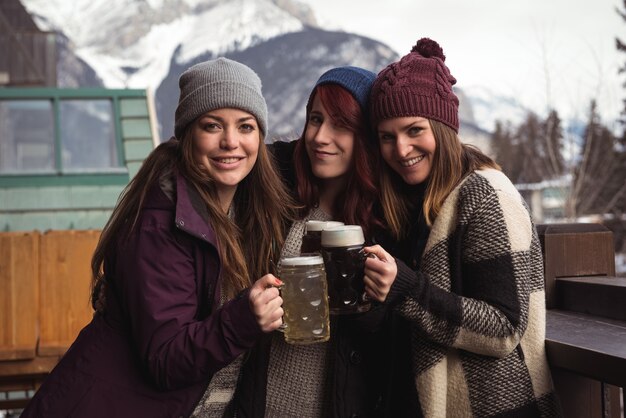 Freunde, die mit Biergläsern in der Bar anstoßen