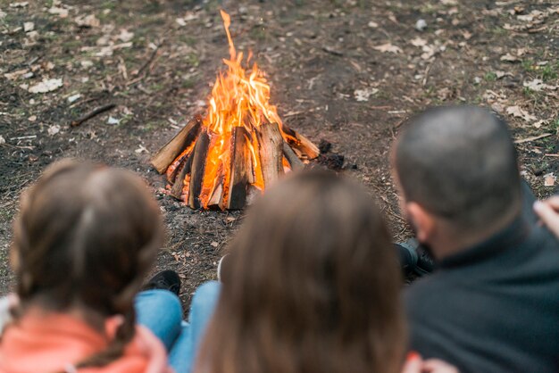 Freunde, die mit Lagerfeuer campen